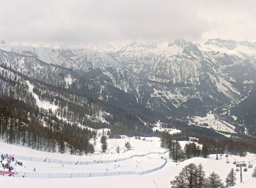 Hazy skies from Saharan dust above the ski slopes in Bardonecchia, Italy – Link to Weather to ski's full Snow report, 5 March 2026