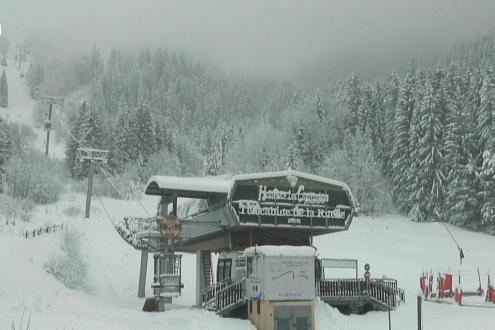 Significant snow to low levels in Hauteluce (linked to Les Contamines), with view of snow-covered chairlift – Weather to ski – Today in the Alps, 28 November 2023