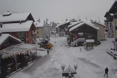 Lots of snow on the buildings and roads in the centre of Livigno, Italy – Weather to ski – Today in the Alps, 2 December 2023