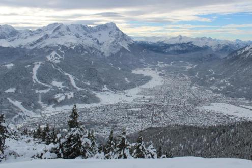 Panoramic view of the snow-covered valley and mountains in Garmisch-Partenkirchen in southern Germany – Weather to ski – Today in the Alps, 4 December 2023