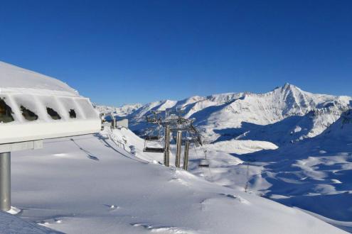 Lots of snow at the top of the Vorsat chairlift in Val d’Isère, France, with panoramic views over the valley and blue skies above – Weather to ski – Today in the Alps, 6 December 2023