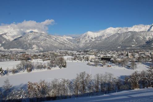 Blue skies over the snow-covered resort of Leogang, Austria, with view towards the mountains and pistes beyond – Weather to ski – Today in the Alps, 7 December 2023