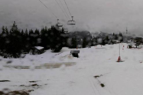Rain falling in the Les Chavannes area in Les Gets, France – Weather to ski – Today in the Alps, 12 December 2023