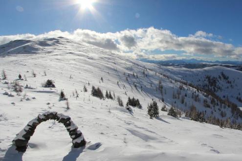 Blue skies and sun shining over the snow-covered mountainside in Bad Kleinkirchheim, Austria – Weather to ski – Today in the Alps, 15 December 2023