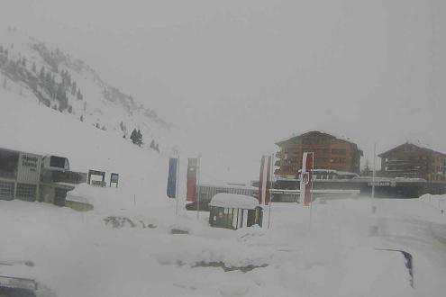 Snowy and windy weather leading to poor visibility in Warth-am-Arlberg, Austria – Weather to ski – Today in the Alps, 21 December 2023