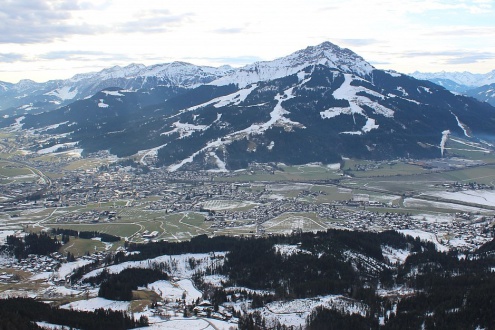 View over the valley of St Johann in Tirol, Austria, with patchy natural snow cover at lower altitudes – Weather to ski – Today in the Alps, 29 December 2023