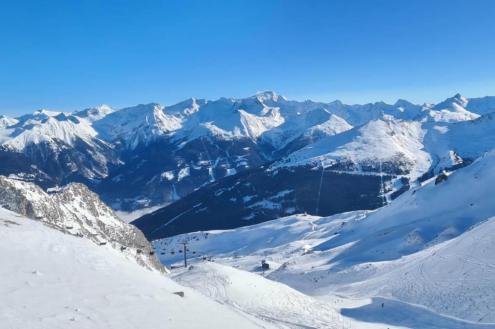Blue skies above the snow-covered pistes of Bad Hofgastein looking over the Gastein valley below – Weather to ski – Today in the Alps, 3 January 2024