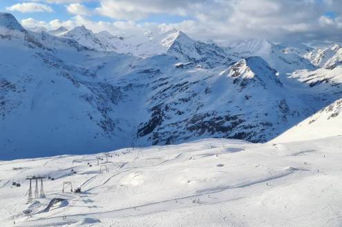 Bright skies over panoramic views down the slopes of Sportgastein, Austria – Weather to ski – Today in the Alps, 4 January 2024