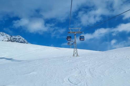 View of gondola above the ski slopes of Sportgastein, Austria – Weather to ski – Today in the Alps, 4 January 2024