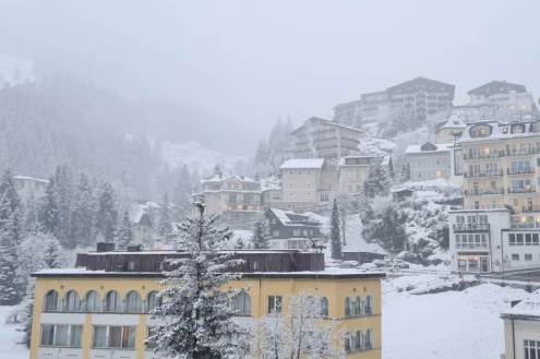 Snow falling over the snow-covered hotels and buildings in the centre of Bad Gastein – Weather to ski – Today in the Alps, 6 January 2024