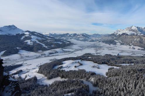 Blue skies over the snow-covered slopes of St Johann in Tirol, Austria – Weather to ski – Today in the Alps, 10 January 2024