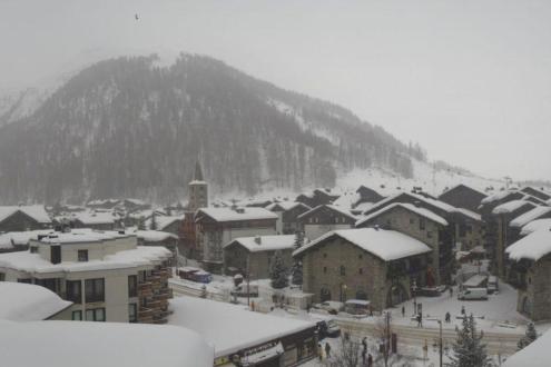 Snow falling in the centre of the village in Val d’Isère, France – Weather to ski – Today in the Alps, 15 January 2024