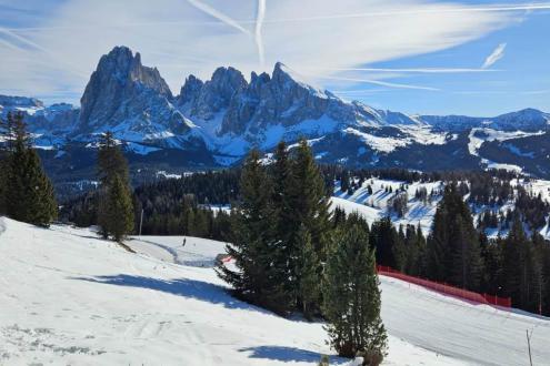 Blue skies above the snow-covered slopes of the Alpe di Siusi in the Dolomites, Italy – Weather to ski – Today in the Alps, 15 January 2024