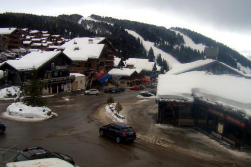 Damp weather in Les Saisies, France, with view towards the snow-covered pistes beyond the village – Weather to ski – Today in the Alps, 22 January 2024