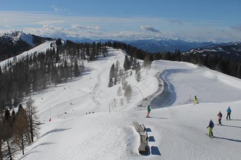 Bright skies over the snow-covered ski slopes of Bad Kleinkirchheim, Austria – Weather to ski – Today in the Alps, 25 January 2024