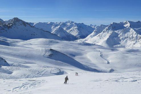 Blue skies over the snow-covered slopes of the Pays Désert where you can still find some enjoyable snow conditions with the help of a good local ESF ski guide – Weather to ski – Today in the Alps, 29 January 2024