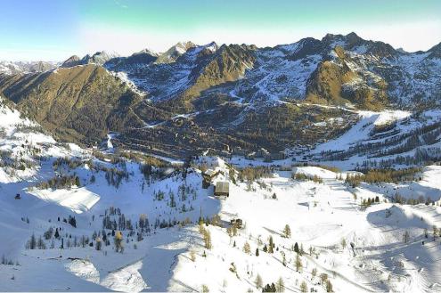 Panoramic view of the snow-covered ski slopes of Isola 2000 in the southern French Alps – Weather to ski – Today in the Alps, 7 February 2024