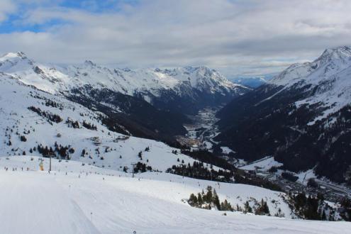 Plenty of snow on the slopes in St Anton, Austria, with panoramic view across the valley to the mountains beyond – Weather to ski – Today in the Alps, 14 February 2024
