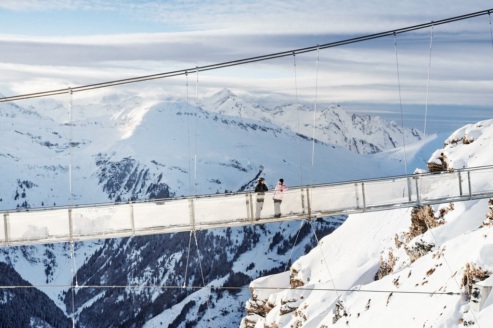 View of the Stubnerkogel suspension bridge and panoramic snow-covered mountain scenery in Bad Gastein, Austria - Weather to ski - Our blog: Bad Gastein - 5 reasons to visit this forgotten gem