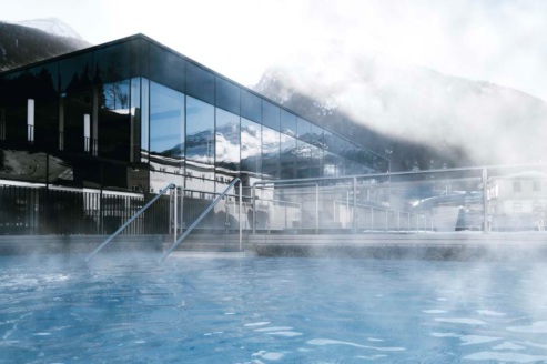 View of one of the steaming heated outdoor pools at the modern Felsentherme Bad Gastein spa baths in Bad Gastein, Austria - Weather to ski - Our blog: Bad Gastein - 5 reasons to visit this forgotten gem