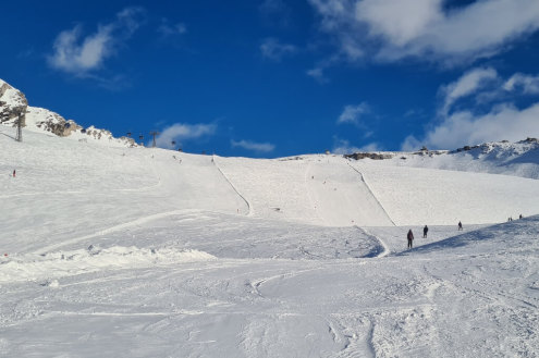 Blue skies above the snow-covered wide, open slopes of the Sportgastein ski area in the Gastein valley, Austria - Weather to ski - Our blog: Bad Gastein - 5 reasons to visit this forgotten gem