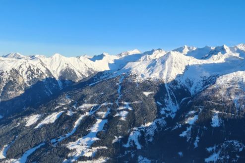 Blue skies above the Graukogel ski area above Bad Gastein, Austria, viewed from the Stubnerkogel sector - Weather to ski - Our blog: Bad Gastein - 5 reasons to visit this forgotten gem
