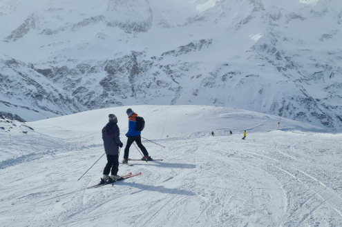 Great snow conditions on the ski slopes of Sportgastein, Austria, with skiers in the foreground - Weather to ski - Our blog: Bad Gastein - 5 reasons to visit this forgotten gem