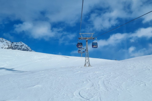 View of gondola in Sportgastein, Austria, with inviting-looking chalky, powdery snow between the pistes - Weather to ski - Our blog: Bad Gastein - 5 reasons to visit this forgotten gem