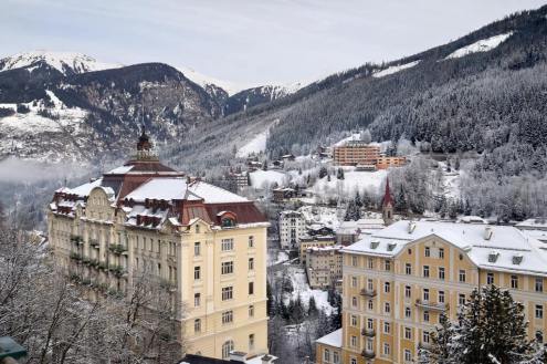 View over the town of Bad Gastein, Austria, with its grand Belle Epoque buildings and snow-covered mountainside beyond - Weather to ski - Our blog: Bad Gastein - 5 reasons to visit this forgotten gem