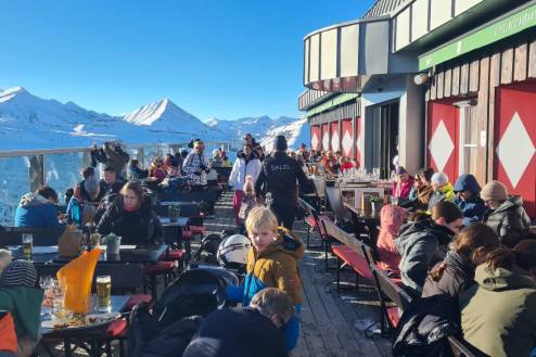 Terrace of the Gipfelrestaurant Stubner at the top of the Stubnerkogel ski area in Bad Gastein, Austria - Weather to ski - Our blog: Bad Gastein - 5 reasons to visit this forgotten gem