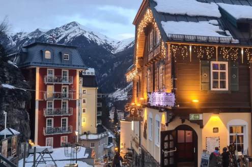 View of buildings clinging the cliff-side and steep streets in the snow-covered centre of Bad Gastein, Austria - Weather to ski - Our blog: Bad Gastein - 5 reasons to visit this forgotten gem