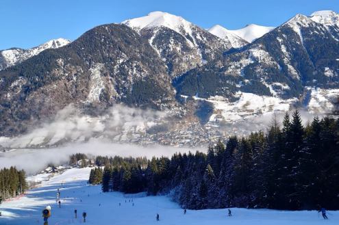 View of the lower wooded section of the Hohe Scharte red run, ending in the resort of Bad Hofgastein in the valley below - Weather to ski - Our blog: Bad Gastein - 5 reasons to visit this forgotten gem
