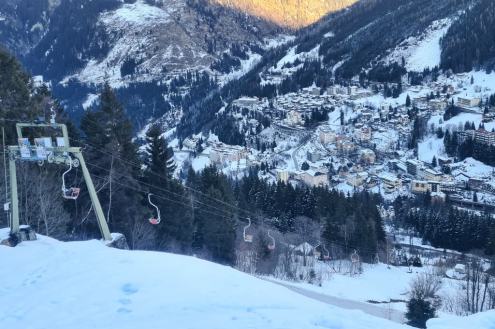 View of Bad Gastein, Austria from the bottom of the Stubnerkogel ski area, with one of the last single chairlifts in operation in the Alps - Weather to ski - Our blog: Bad Gastein - 5 reasons to visit this forgotten gem