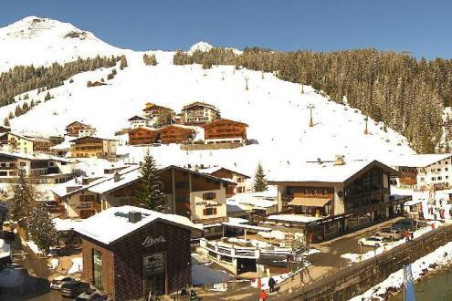 Blue skies and sunshine above the resort of Lech and its snow-covered ski slopes – Weather to ski – Today in the Alps, 25 March 2024
