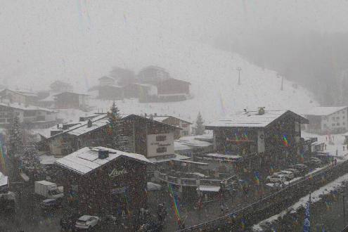 Heavy snow falling in the resort of Lech, Austria, with view over the town towards the ski slopes beyond – Weather to ski – Today in the Alps, 28 March 2024