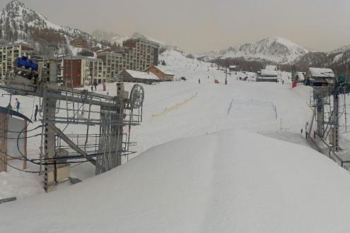 View of the Front de Neige in Isola 2000, France, with plenty of snow on the ski slopes – Weather to ski – Snow report, 29 March 2024