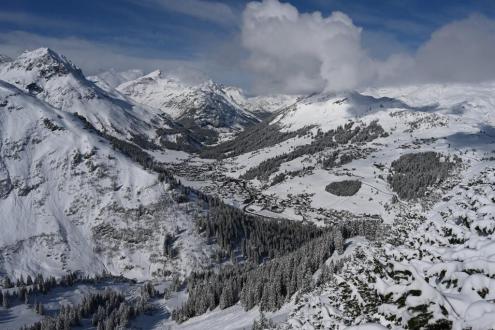 Blue skies and cloud over the freshly snow-covered mountains in Lech, Austria, with panoramic views over the valley – Weather to ski – Today in the Alps, 18 April 2024
