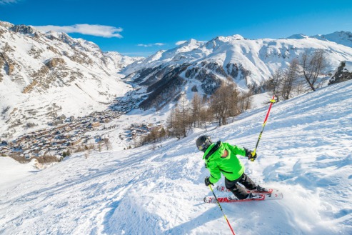 Skier on powder above Val d'Isere, France - Weather to ski - Our blog: Top 5 early season ski resorts in France