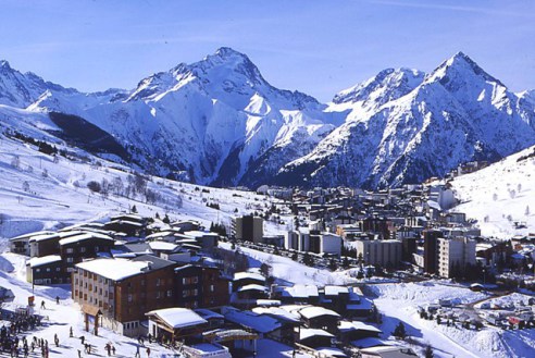 Panoramic view over Les 2 Alpes, France - Weather to ski - Our blog: Top 5 early season ski resorts in France