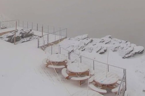 Fresh snow on the tables and ground at 3000m altitude in La Plagne, France – Weather to ski – Today in the Alps, 1 September 2025