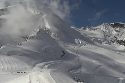 Cloud over the snow-covered glacier in Saas-Fee, Switzerland – Weather to ski – Today in the Alps, 22 September 2025