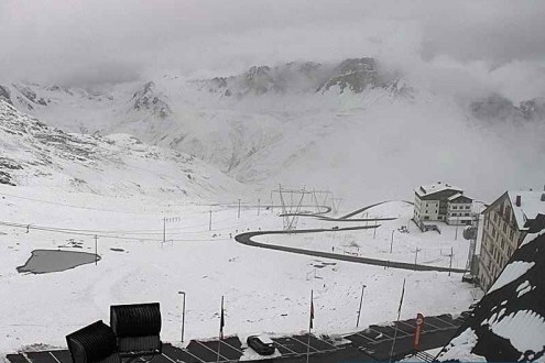 Cloudy skies over the Passo Stelvio pass, with fresh snow on the ground – Weather to ski – Today in the Alps, 25 September 2025