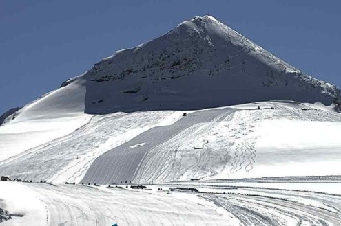 Blue skies over slopes with fresh snow in Passo Stelvio, Italy – Weather to ski – Today in the Alps, 28 September 2025