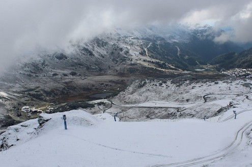 Cloud and fresh snow on the ski slopes above Obertauern, where light flurries are forecast today – Weather to ski – Today in the Alps, 1 October 2025