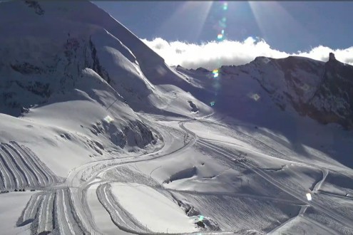 Good snow conditions on the ski slopes on the Saas-Fee glacier, Switzerland – Weather to ski – Our blog: Where to ski in the Alps in October 2025