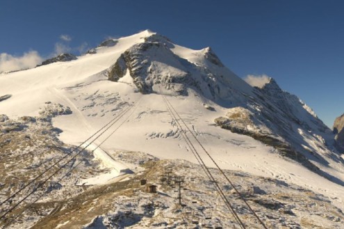 Blue skies over the Grand Motte glacier in Tignes, France, which no longer opens for skiing in October – Weather to ski – Our blog: Where to ski in the Alps in October 2025