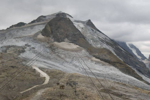 Poor snow conditions on the Grand Motte glacier in Tignes, France, on 30 September 2026, which no longer opens for skiing in October.
