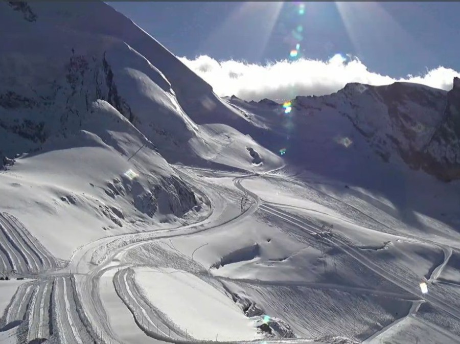 Good snow conditions on the ski slopes on the Saas-Fee glacier, Switzerland – Weather to ski – Our blog: Where to ski in the Alps in October 2025