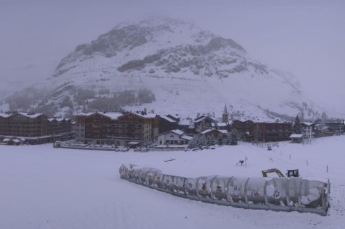 Lots of fresh snow in Val d’Isère, France, including on the nursery slopes, ski lifts and buildings in the resort – Weather to ski – Today in the Alps, 25 October 2025
