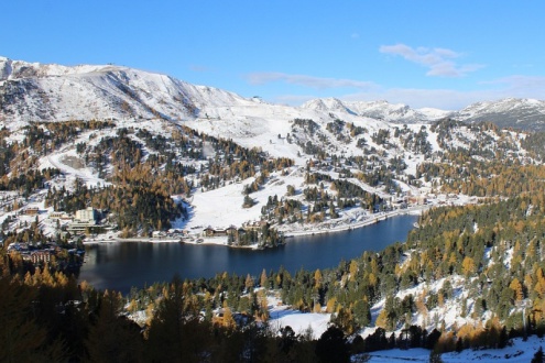 Blue skies above the lake and mountainside in Turracher Höhe, Austria – Weather to ski – Today in the Alps, 25 October 2025